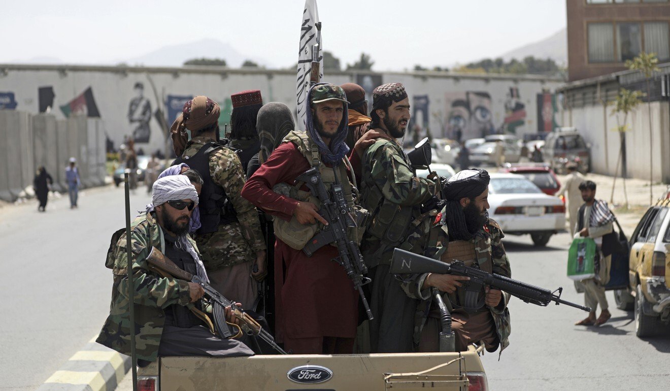 Các tay súng Taliban tuần tra trên đường phố thủ đô&nbsp;Kabul, Afghanistan.