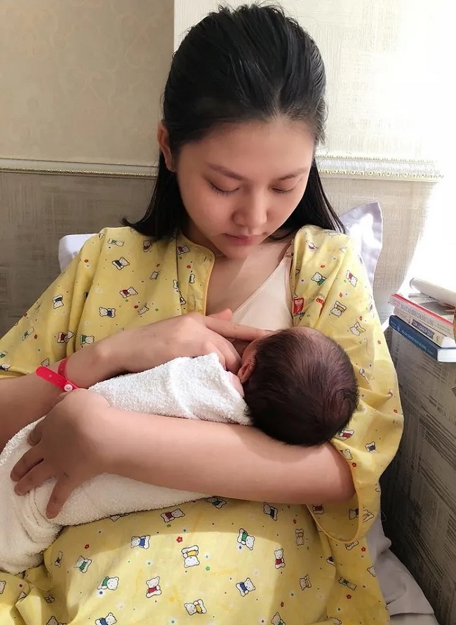 Ông xã Chúng Huyền Thanh đăng tải hình ảnh bà xã cho con bú khi ở trong viện.
