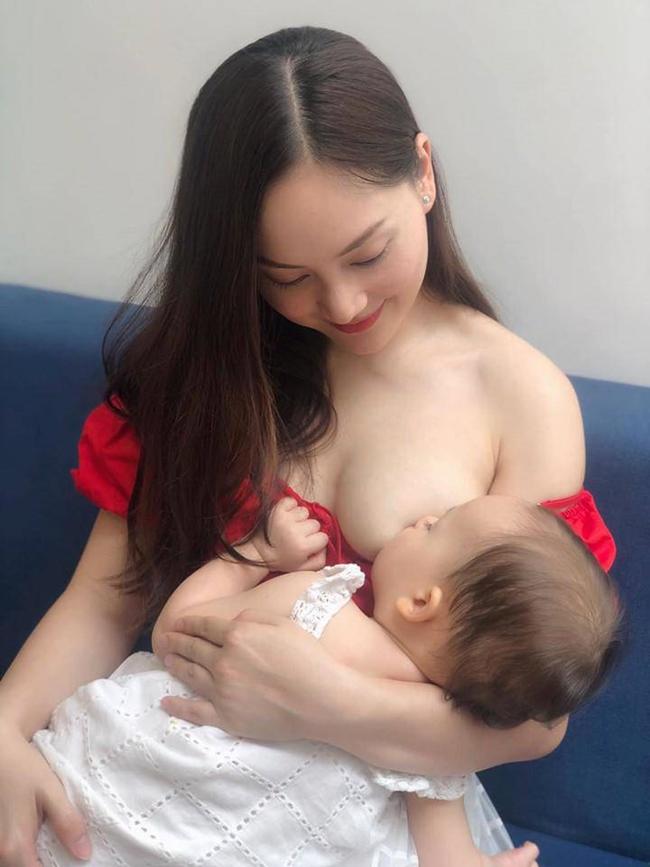 Là một người mẹ, Lan Phương luôn tìm hiểu kỹ càng và lo cho con từng miếng ăn giấc ngủ. Cô cũng quyết định nuôi con bằng sữa mẹ tức lúc sinh cho đến khi con được gần 2 tuổi.
