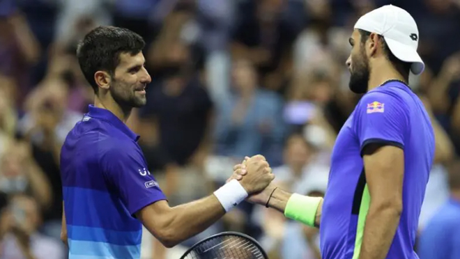 Berrettini (phải) tin rằng Djokovic vĩ đại hơn Nadal, Federer qua những con số thống kê