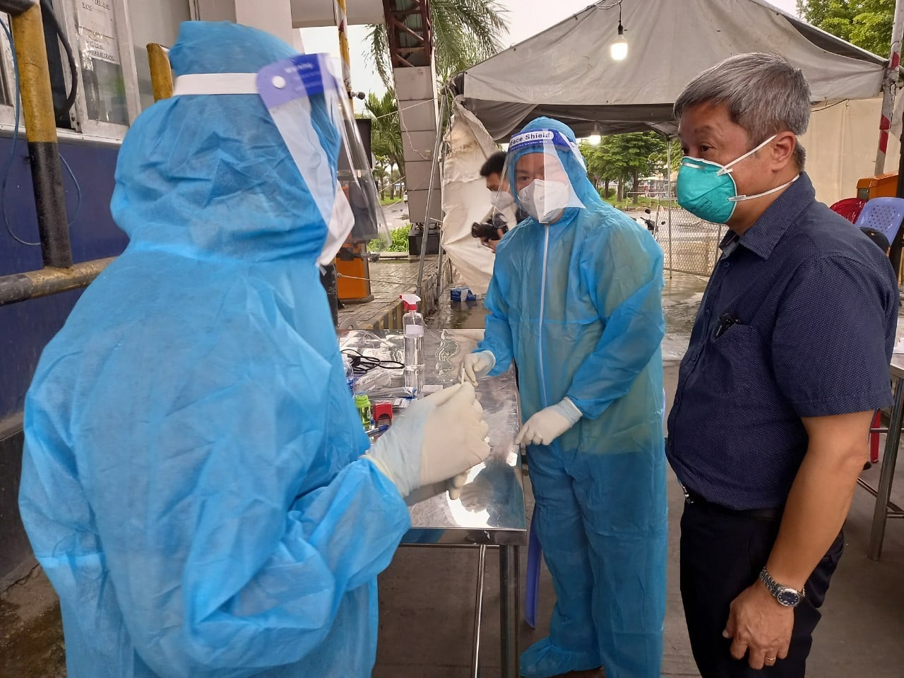 Thứ trưởng Y tế Nguyễn Trường Sơn yêu cầu quản lý chợ phải đảm bảo tốt nhất về phòng, chống dịch.