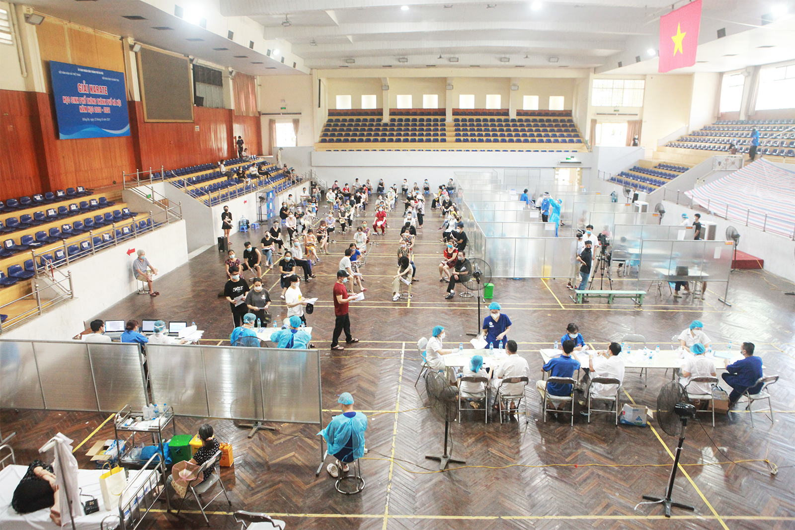 Khu vực nghỉ ngơi và theo dõi sau tiêm được bố trí giường cấp cứu nhằm xử lý các tình huống sốc phản vệ.