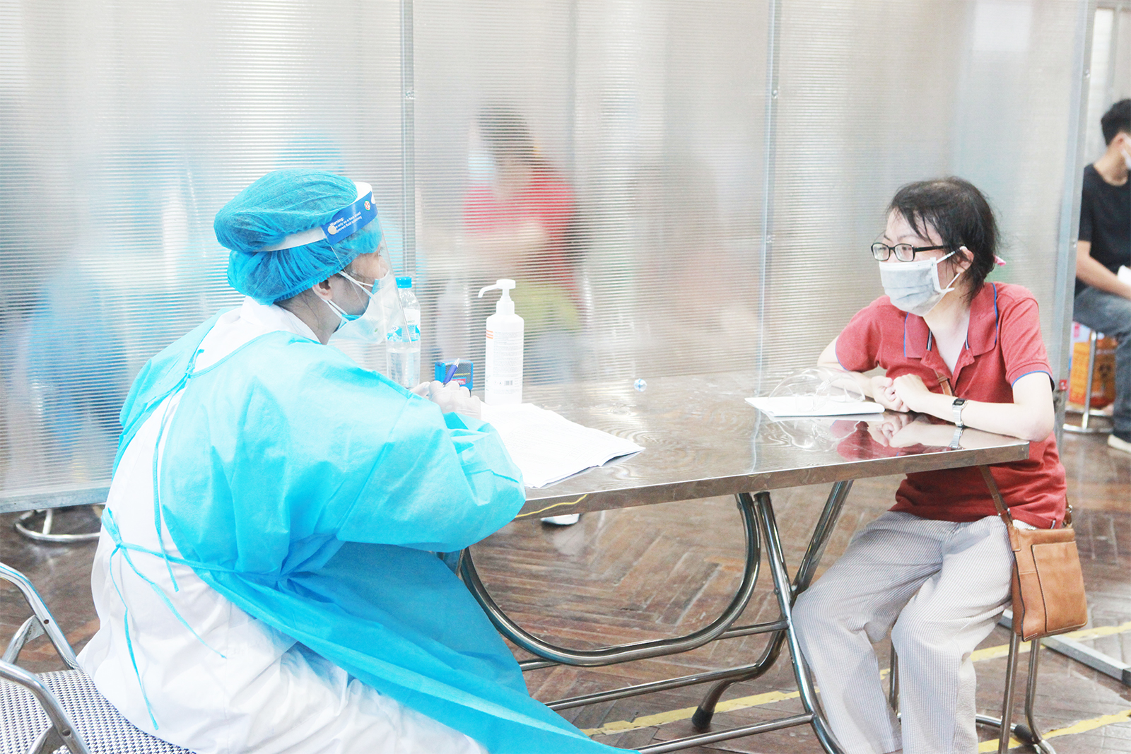 Nhân viên y tế cho biết, không chỉ người có tuổi mà ngay cả người trẻ cũng được tư vấn trước khi tiêm. Bước khám sàng lọc rất quan trọng với người cao tuổi.