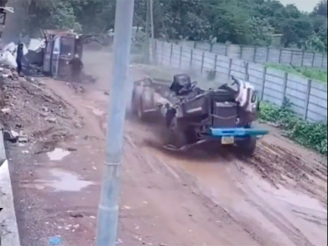 Tin tức ô tô - Xe tải vào cua bỗng nhiên "thoát xác" còn trơ khung gầm và động cơ đi tiếp