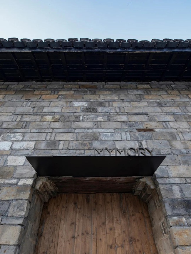 Tường bên ngoài được sửa sang lại, nhóm thiết kế đã đưa các viên gạch màu xám ốp ngoài bức tường gợi nhớ đến phong cách xưa của làng.
