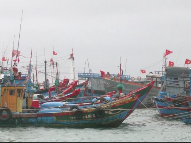 Tin tức trong ngày - Sà lan chìm, 13 người đang trôi dạt trên vùng biển nguy hiểm ở Lý Sơn