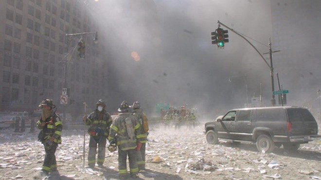 Lực lượng cứu hộ đánh giá thiệt hại sau khi tòa tháp đôi sụp đổ. Ảnh: AP