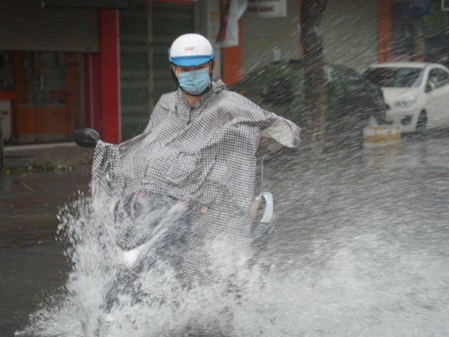 Tin tức trong ngày - Mưa to, đường ngập, nhiều xe chết máy tại Đà Nẵng