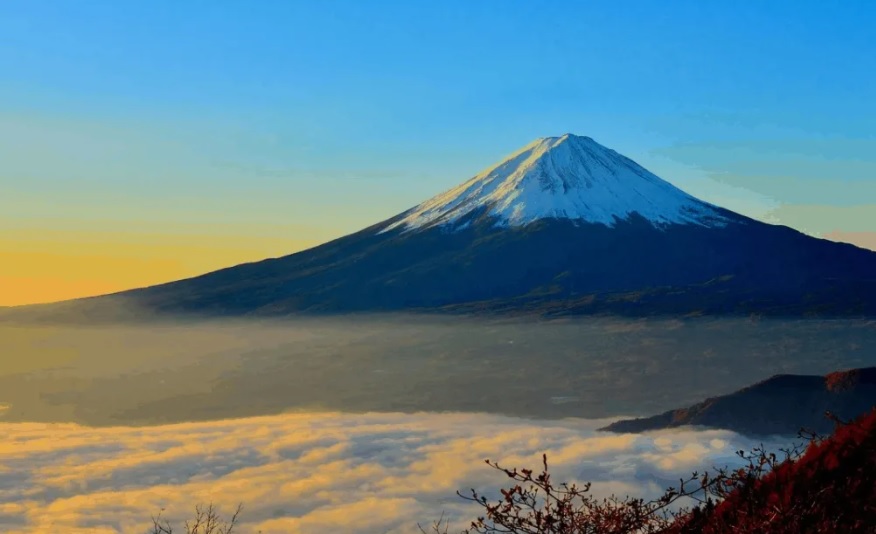 Bức ảnh về núi Phú Sĩ được cho là một trong những ảnh đẹp nhất của Nhật Bản vì nó thể hiện rõ nét vẻ đẹp đặc trưng của nó. Đường nét nổi bật của đỉnh núi, kết hợp với sự yên bình của màn sương bồng bềnh, nhưng vẫn đầy mạnh mẽ. Đó là một cảm giác hiếm có để tận hưởng vẻ đẹp tuyệt vời của núi Phú Sĩ.