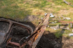 Kinh doanh - Đào vườn trong nhà mới, người đàn ông bất ngờ thấy thứ bí ẩn từng có giá "khủng" 