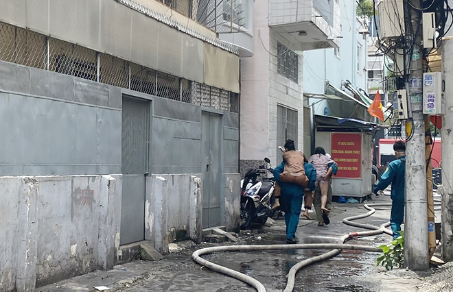 40 người thoát khỏi căn nhà cháy ở trung tâm Sài Gòn - 4