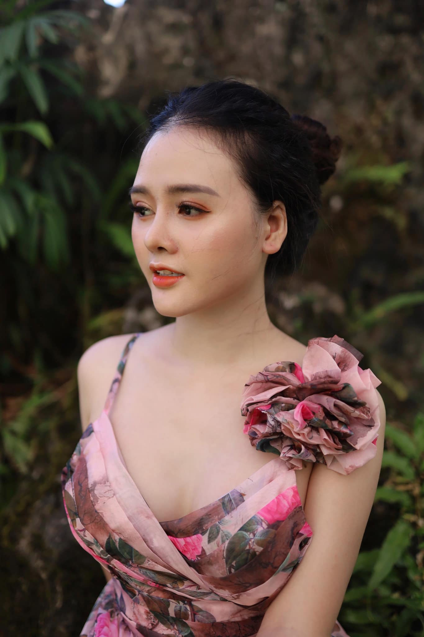 Nguyễn Thị Thu Huyền là cô giáo tiếng Nhật nổi bật với vóc dáng đẹp.