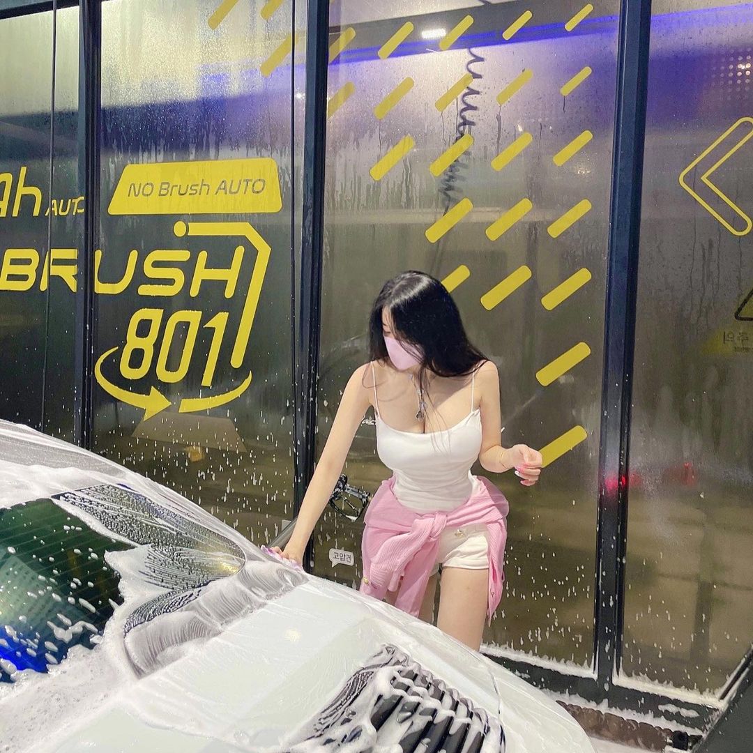 Tiểu thư thành thị Hàn Quốc mặc "chiếc áo bị cấm" đi rửa siêu xe 7 tỷ đồng - 4