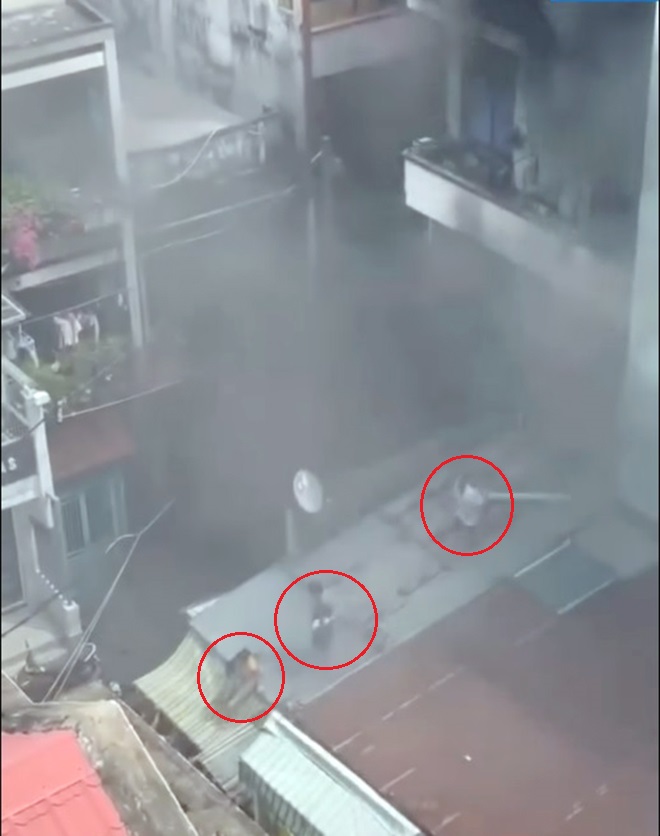 5 người được giải cứu, hàng chục người được cảnh sát hướng dẫn thoát ra khỏi căn nhà chá
