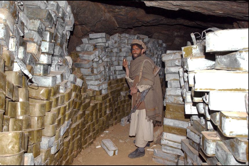 Bên trong mạng lưới đường hầm của al-Qaeda ở Tora Bora, Afghanistan.