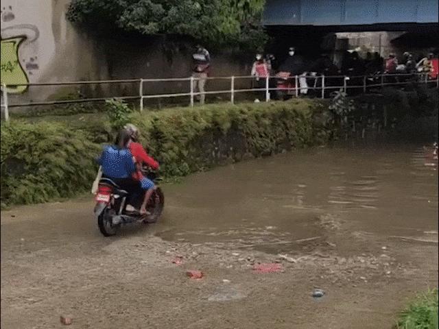Xe máy - Xe đạp - Xe máy “sặc nước” khi liều mình lao vào chỗ nước ngập lên tận yên xe