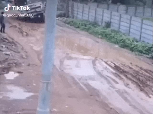 Ô tô - Tài xế thoát nạn khi xe tải chở nặng vào cua lật nghiêng rơi cả thùng xe