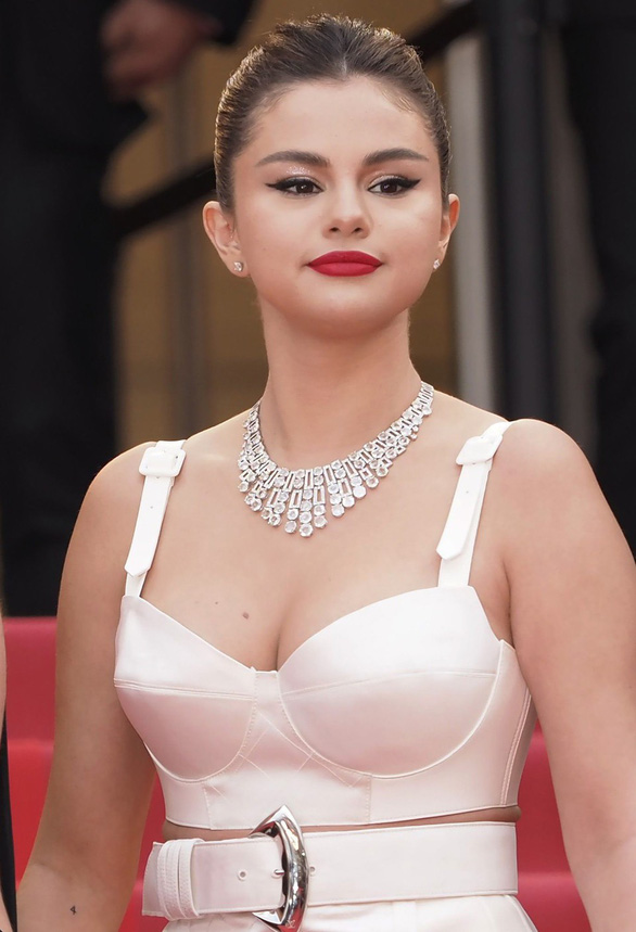 Selena Gomez lại tăng cân không phanh, tròn trùng trục nhưng vẫn hấp dẫn vô ngần - 1
