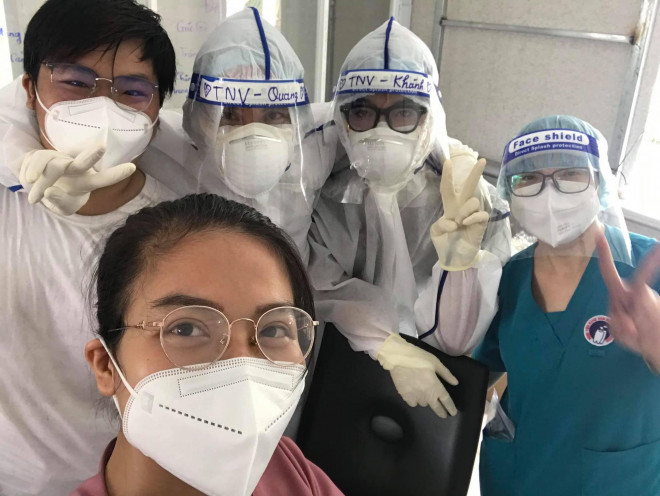 Bác sĩ Kha (áo đỏ) cùng Quang và Khánh và đồng nghiệp chuẩn bị vào ca trực.