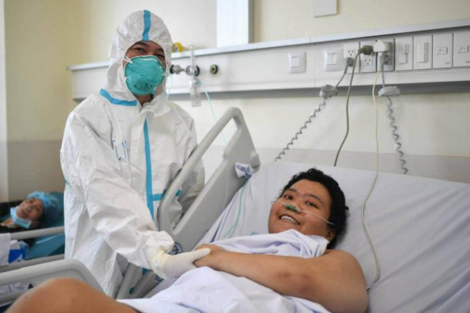 Bệnh nhân B.C rạng rỡ bên cạnh BS. Trần Thanh Linh sau hành trình vượt qua ranh giới sinh tử (Ảnh: BVCR)