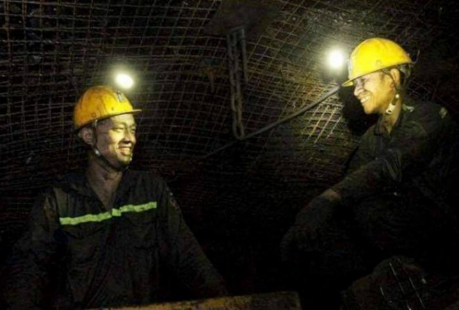 Anh Phạm Đức An (bên trái) và đồng nghiệp trong lò sâu (Ảnh do nhân vật cung cấp)