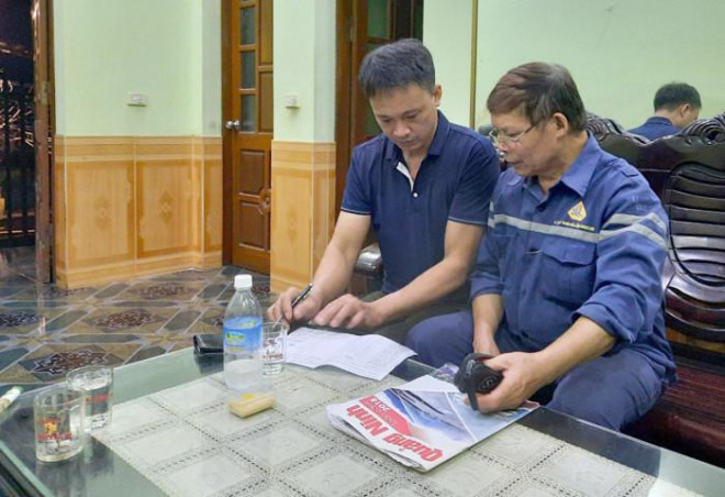 Anh Phạm Đức An (bên trái) bàn phương án mở rộng đường trong khu dân cư với tổ trưởng tổ 5, khu 5, phường Hà Lầm