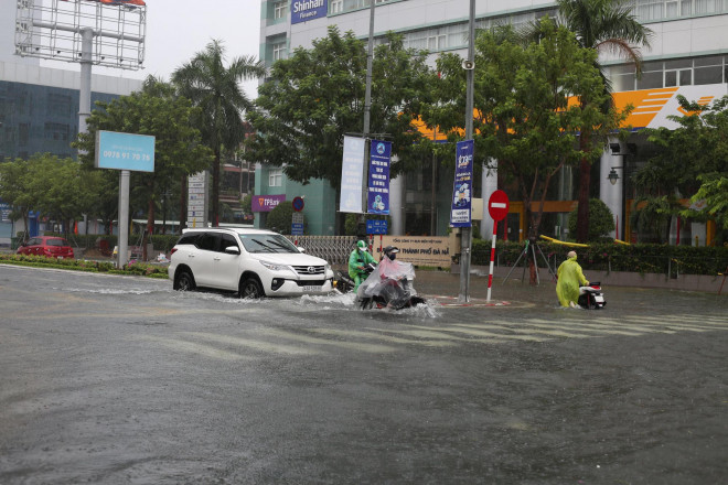 Đường Nguyễn Văn Linh, quận Thanh Khê có nhiều đoạn bị ngập sâu, xe chết máy khiến người đi đường phải dắt bộ