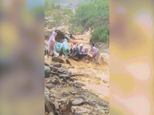 Tin tức trong ngày - Video: Giây phút sinh tử của nhóm người vượt dòng nước lũ ở Quảng Nam