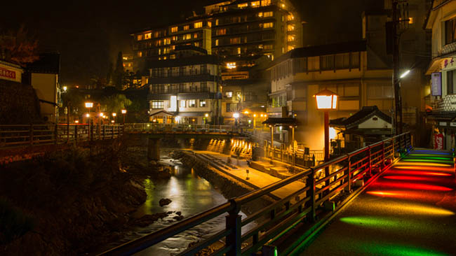 12. Yumura Onsen (tỉnh Hyogo)

Nguồn nhiệt suối nước nóng ở đây rất lớn lên tới 98 độ C nên hơi nước bốc lên quanh năm suốt tháng, khiến cả khu vực chìm ngập trong không khí mờ ảo. Khi đến đây tắm suối, bạn có thể mang theo trứng sống để luộc ăn.
