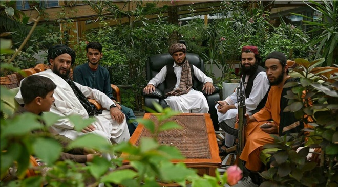 Các tay súng Taliban ngồi tại khu vườn trong dinh thự của nguyên soái Dostum ở thủ đô Kabul, Afghanistan.