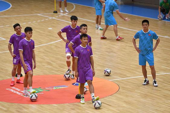 Tuyển futsal Việt Nam nâng khối lượng bài tập trước khi bước vào cuộc chạm trán tuyển Brazil ở lượt trận ra quân FIFA Futsal World Cup 2021.Ảnh: VFF