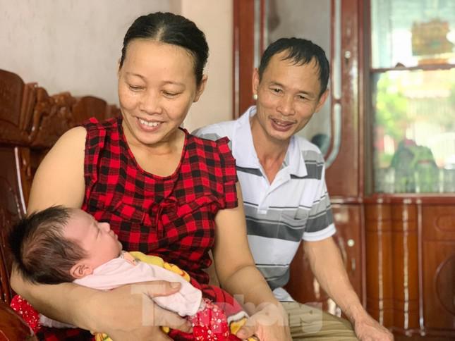 Vợ chồng ông Vinh, bà Liễu hạnh phúc khi nhận nuôi bé Như Ý