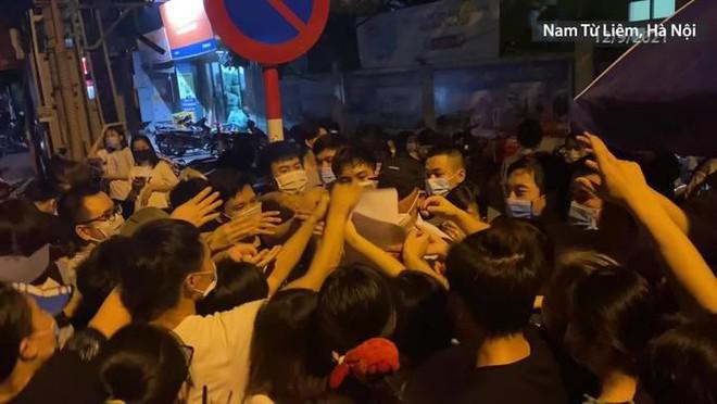Hình ảnh người dân chen lấn lấy phiếu tiêm vaccine Covid-19 ở phường Trung Văn, Nam Từ Liêm