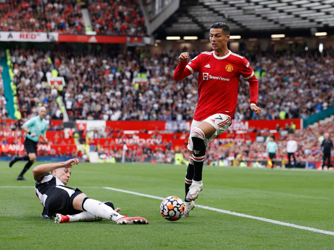 Ronaldo lập cú đúp trong ngày tái xuất tại Old Trafford