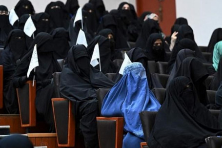 Hàng trăm phụ nữ Afghanistan trùm kín toàn thân, đến trường ủng hộ Taliban