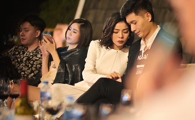 Tháng 6 vừa qua, trong một bài đăng khoe dáng trên Instagram, một dân mạng liền mỉa mai nữ ca sĩ giống mẹ chồng của Lâm Bảo Châu. Rất nhanh sau đó, Lệ Quyên gay gắt đáp trả: 'Chị nói em nghe nè, cố tỏ ra trẻ mà trẻ được cũng nên cố gắng chứ em. Nhưng vô duyên thì dù già hay trẻ, nam hay nữ cũng khó chữa lắm em ạ. Lao vào nói giọng hằn học như chị cướp của hồi môn nhà em ấy. Chị thương em quá cơ. Tiễn em, mong em đừng xuất hiện ở nhà chị nữa nha. Bai'.
