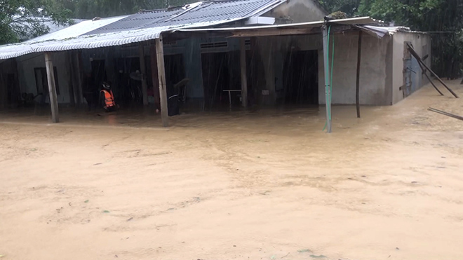 Nước tràn vào nhà dân gây ngập nặng tại huyện Bình Sơn, Quảng Ngãi