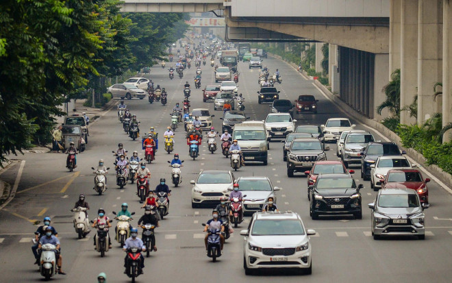 Trên tuyến đường Nguyễn Trãi, lượng phương tiện tham gia giao thông trong sáng 13-9 tương đối đông đúc