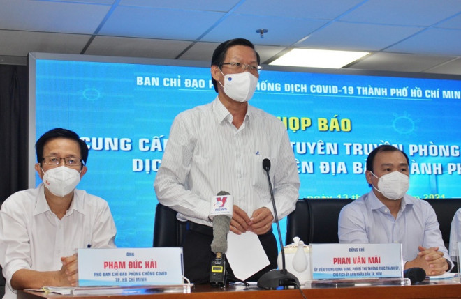 Chủ tịch Phan Văn Mãi phát biểu tại họp báo. Ảnh: TÁ LÂM