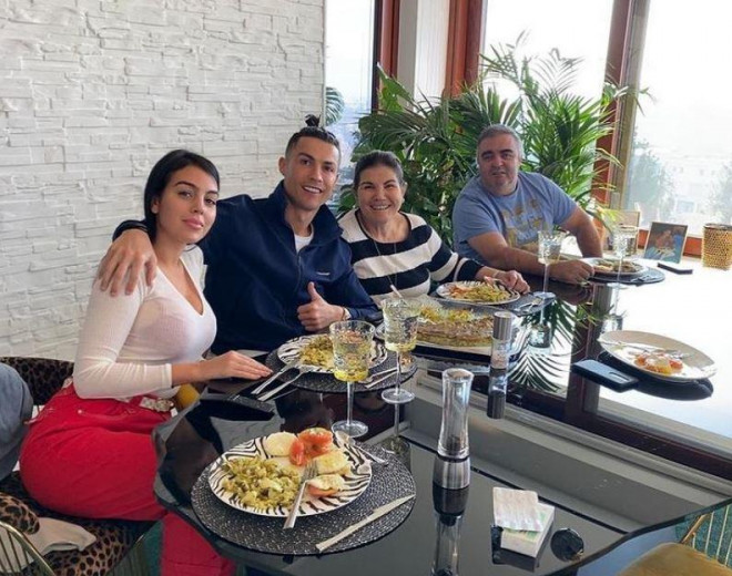 Gia đình đầm ấm của Ronaldo.