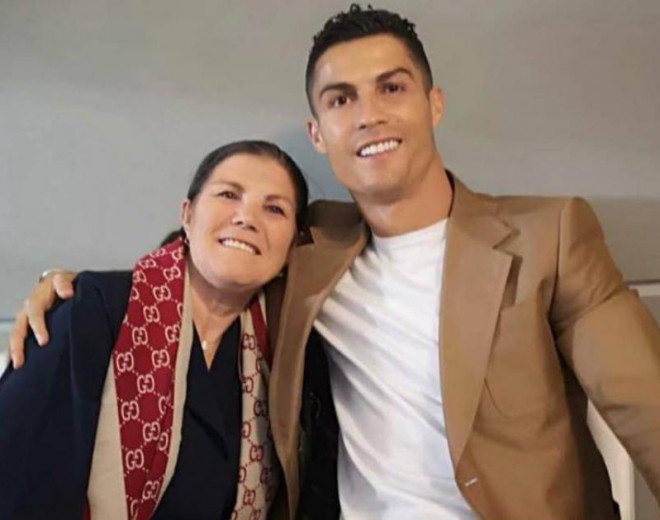 Ronaldo và mẹ, người luôn ủng hộ sự nghiệp của anh.