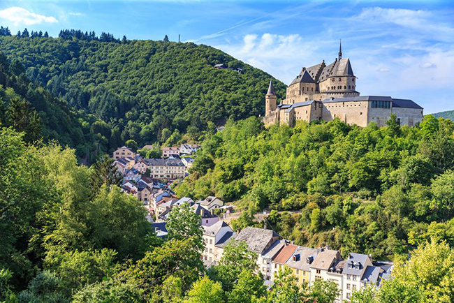Lâu đài Vianden, Luxembourg: Lâu đài Vianden là đặc trưng cho phong cách Romanesque với những mái vòm hình bán nguyệt, mặc dù sau này đã có những chi tiết bổ sung kiểu Gothic. Cũng giống như nhiều lâu đài thời trung cổ khác, lâu đài Vianden nằm trên đỉnh đồi nhìn xuống thị trấn Vianden.
