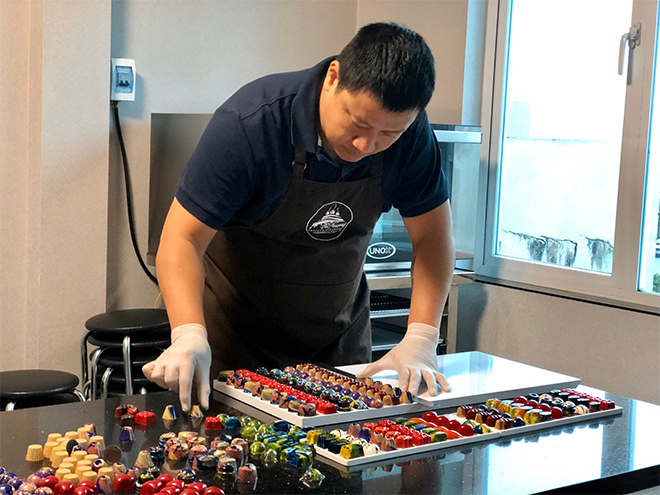 Đầu bếp Vũ Xuân Trường luôn tận tâm trong quá trình làm bánh