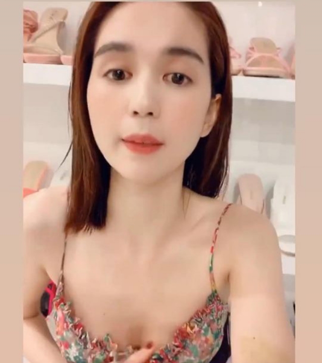 Trong một video đăng tải trên mạng xã hội, Ngọc Trinh diện thiết kế váy hai dây hoa nhí bắt mắt.
