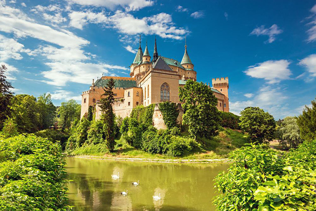Lâu đài Bojnice, Slovakia:  Đây là một nơi lãng mạn và gần giống như trong truyện cổ tích. Không có gì đáng ngạc nhiên khi nó là một trong những điểm thu hút du khách nhất ở Slovakia.
