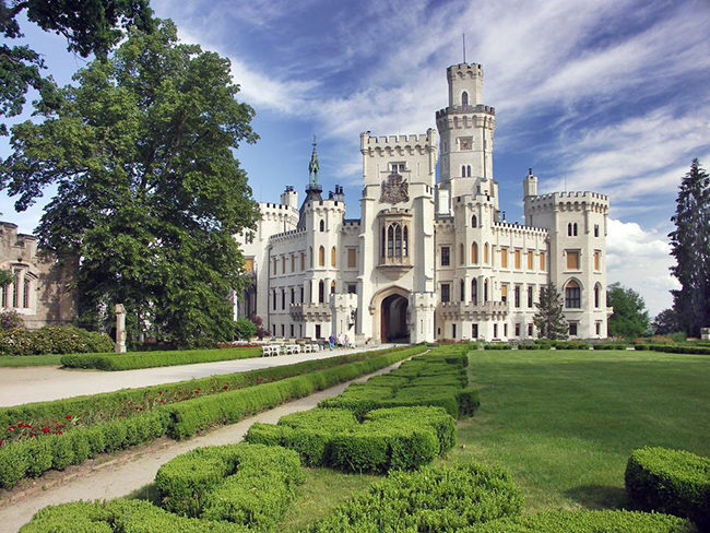 Lâu đài Hluboká, Cộng hòa Séc: Lâu đài Hluboká nổi bật với thiết kế kiểu Gothic và mang một vẻ đẹp rất lãng mạn.
