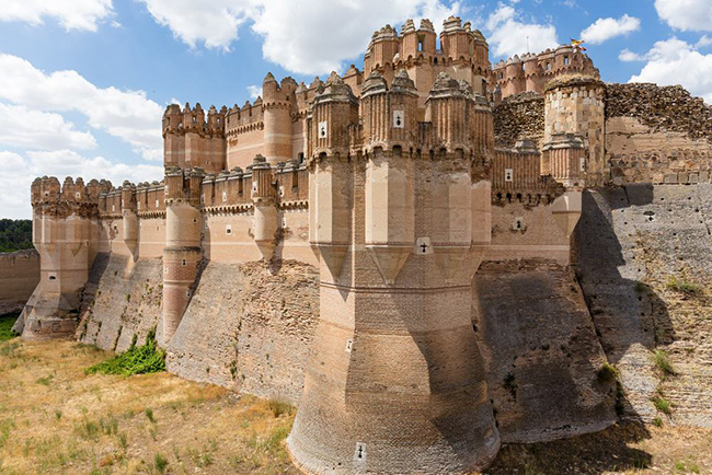Castillo de Coca, Tây Ban Nha: Thiết kế độc đáo của lâu đài khiến nó giống như trong bộ phim 'Game of Thrones', nhưng trên thực tế, lâu đài có từ thế kỷ 15 này mang đặc trưng kiến trúc gạch Mudejar của Tây Ban Nha. Nó kết hợp thiết kế và xây dựng của người Hồi giáo Moorish với kiến trúc Gothic.
