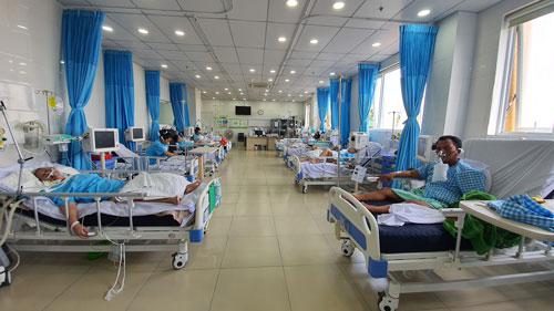 Người mắc Covid-19 sau khi khỏi bệnh đã tình nguyện ở lại bệnh viện hỗ trợ bệnh nhân khác. Ảnh: MẠNH CƯỜNG