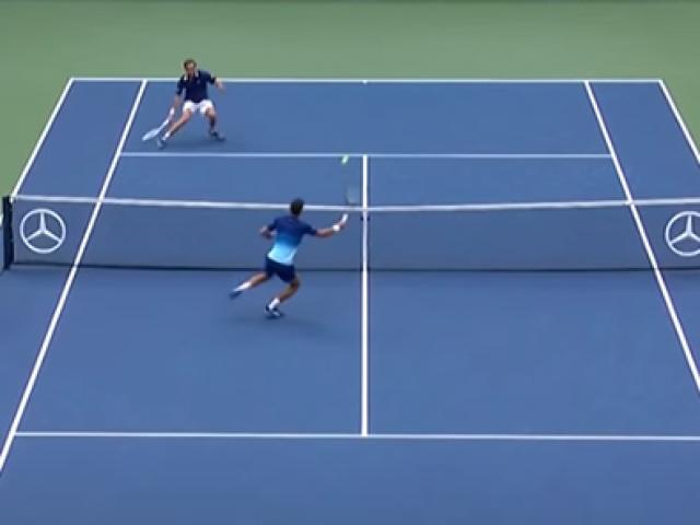 Thể thao - Djokovic so kè tuyệt phẩm Medvedev: Lên lưới đỡ bóng như "siêu nhân"