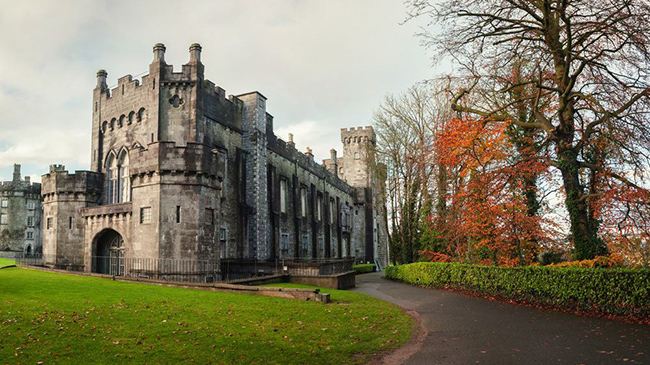 Lâu đài Kilkenny, Ireland: Lâu đài Kilkenny ở Ireland là một lâu đài đá đặc trưng của văn hóa Anh - Norman. Trong nhiều thế kỷ, lâu đài đã trải qua một số thay đổi và cho đến ngày nay vẫn mang các yếu tố của nhiều phong cách kiến ​​trúc khác nhau, chủ yếu là Gothic Revival.
